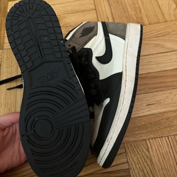 Nike Jordans 1 Mid Mocha - Picture 4 of 7